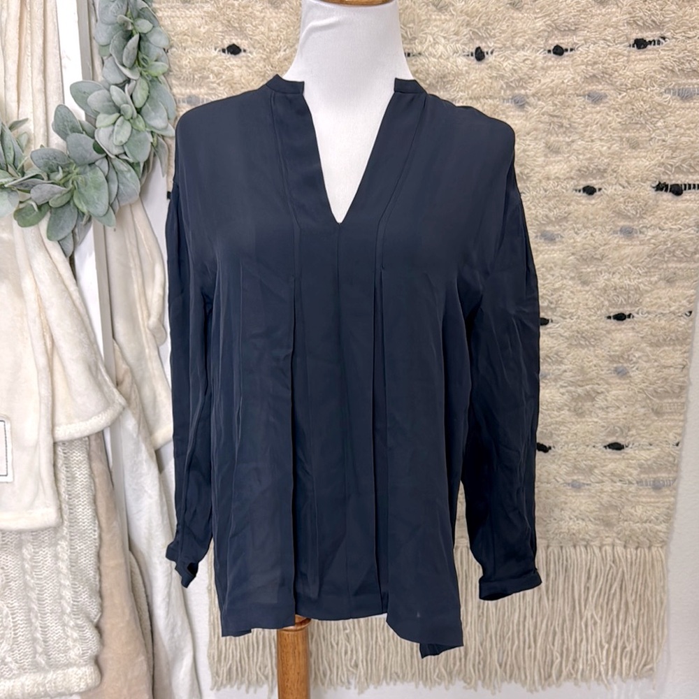 NWT Vince satin band collar 100% silk Midnight Blue V-Neck Blouse size xxs